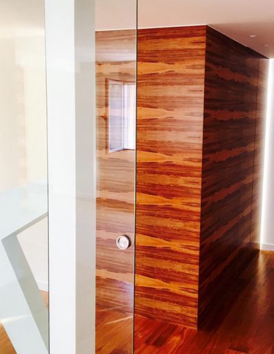 Carpintería interior con paneleado de pared en madera natural